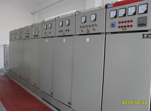 變頻控制柜、軟啟動(dòng)控制柜、低壓開關(guān)柜、非標(biāo)控制柜、操作臺(tái)
